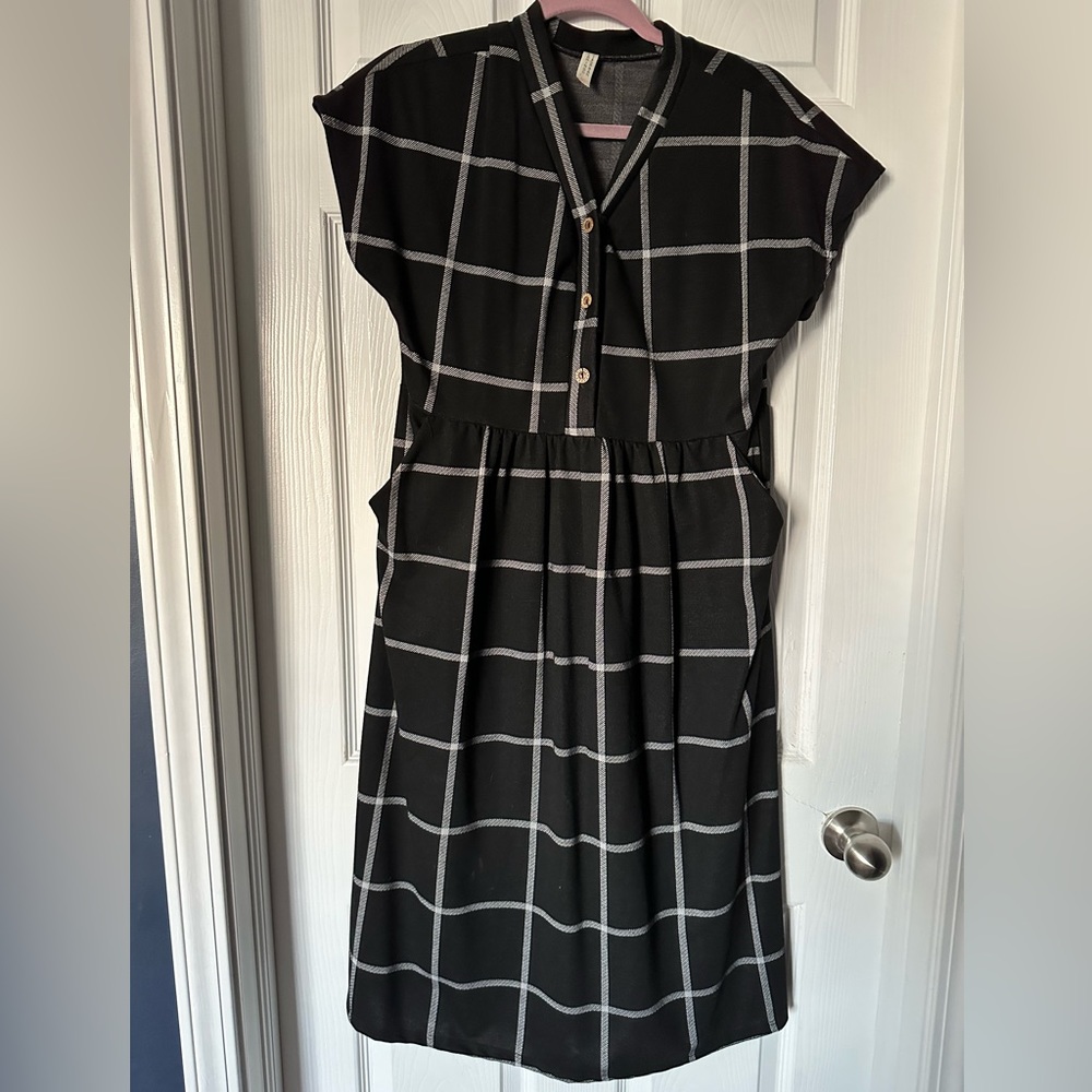 Black and white dress with pockets